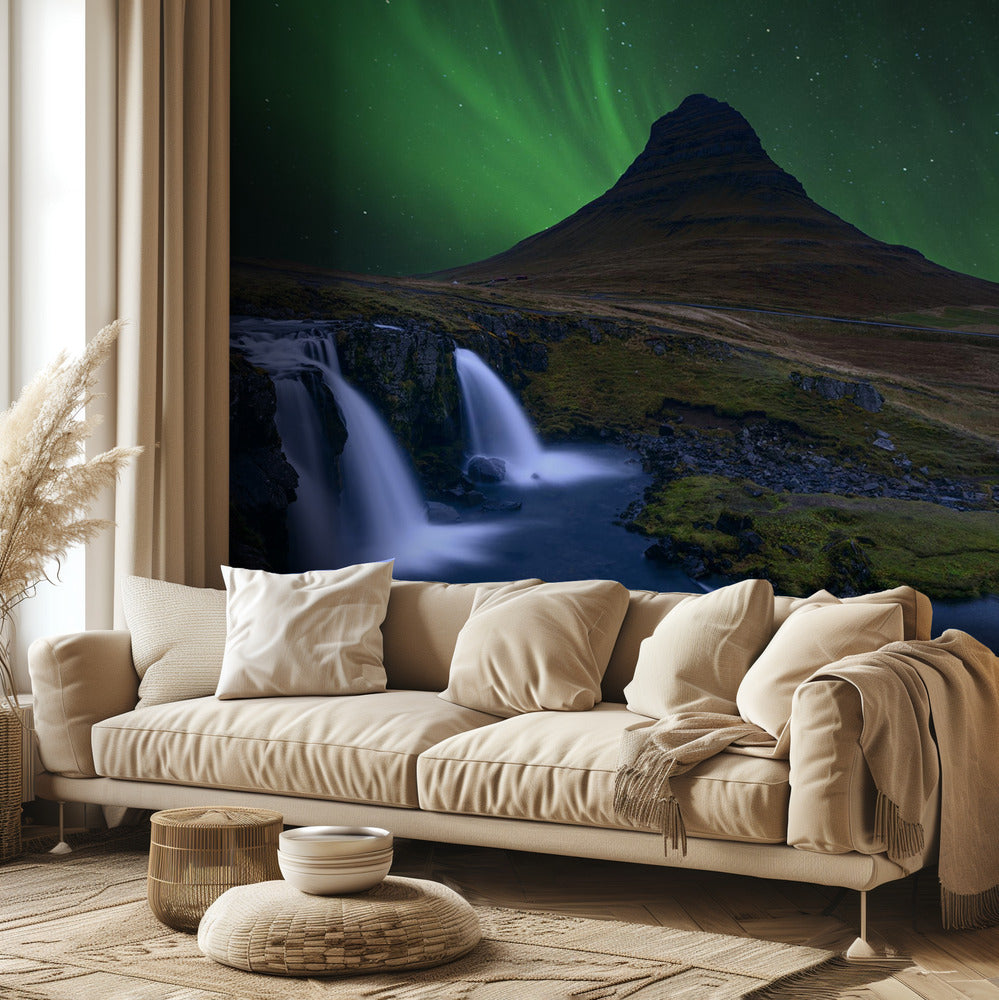 Kirkjufell... Sotto un cielo verde boreale | Carta da Parati Fotografica